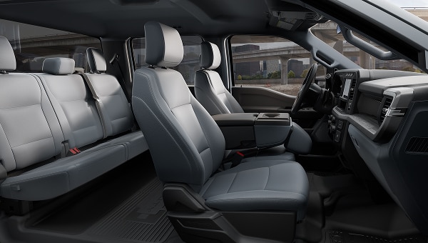 Interior de Ford Super Duty Chasis doble cabina, mostrando los asientos delanteros y la banca trasera.